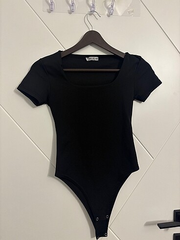 kısa kollu yapışkan body