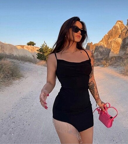Siyah degaje yaka yanı zincirli askılı elbise