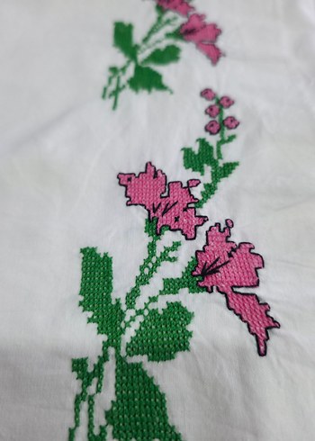 Pembe Çiçekli kanaviçe yastık
