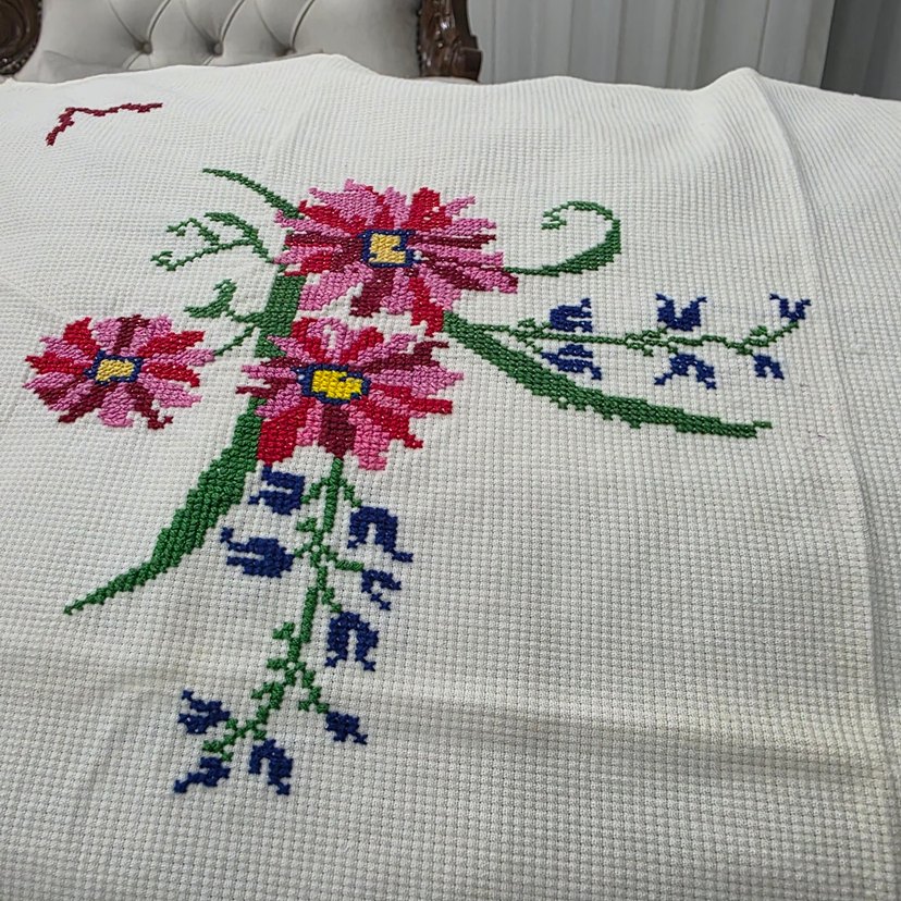 İnce etamim üzerinde 2 büyük kanaviçe gül,büyük kırlent - Görsel 2