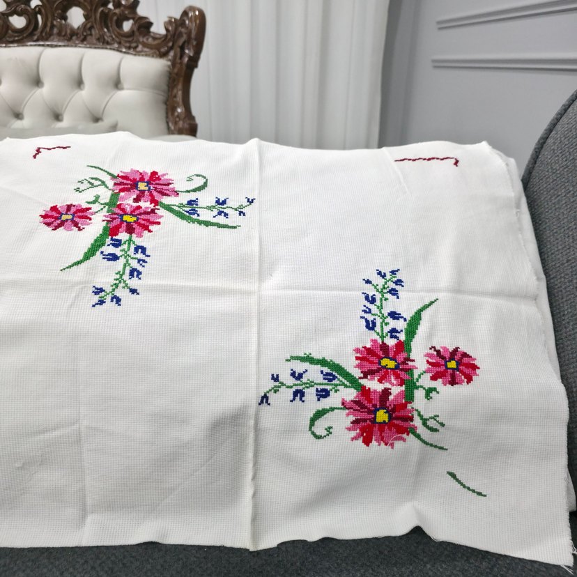 İnce etamim üzerinde 2 büyük kanaviçe gül,büyük kırlent - Görsel 3