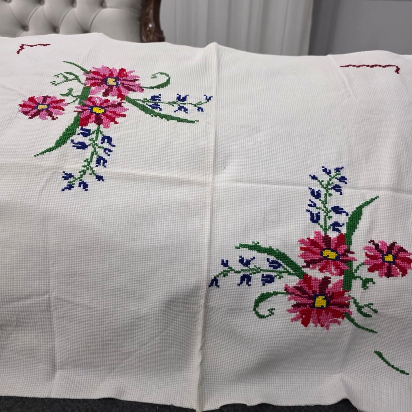 İnce etamim üzerinde 2 büyük kanaviçe gül,büyük kırlent - Görsel 5