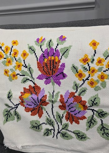 Nakışlı Çiçek Desenli Etamin Kırlent - Görsel 2