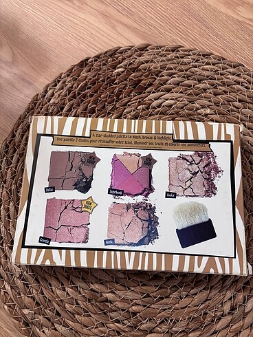 Benefit Hoola Kontür paleti