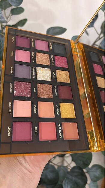  Beden Huda beauty far paleti