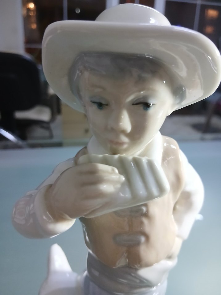 Beyaz Şapkalı Figürin İspanyol damgalı 25cm - Görsel 2