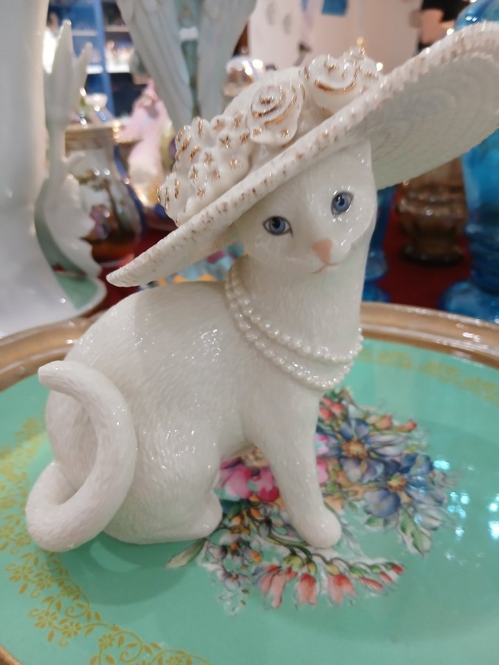 Beyaz Şapkalı Kedi Figürlü biblo damgalı. - Görsel 2