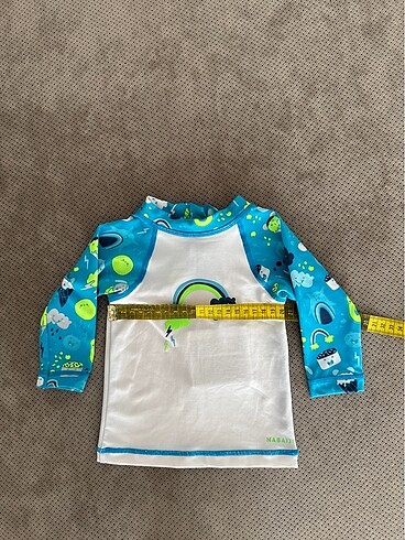 Yeni ve etiketli Decathlon UV korumalı bebek tişörtü.