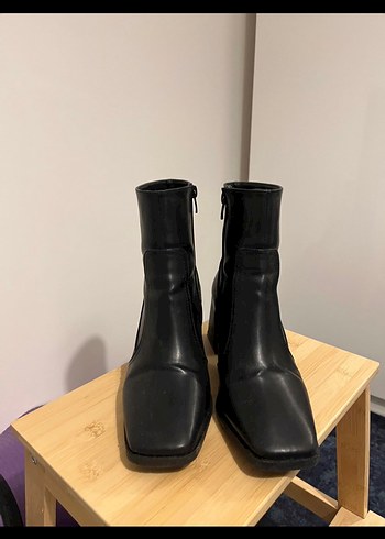 Siyah Deri Tokalı Topuklu Kadın Bot - Görsel 2