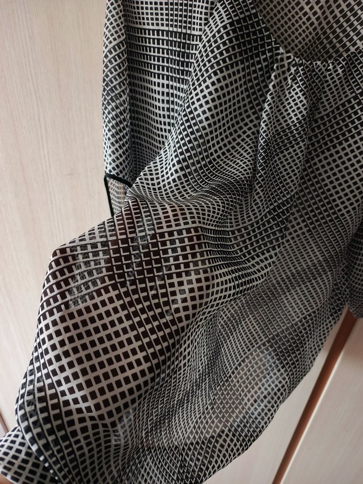 Gri Ekose Desenli V Yaka Kadın Bluz - Görsel 4