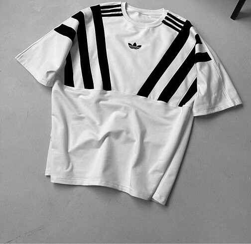 Adidas Oversize Kalıp Şeritli Tshirt