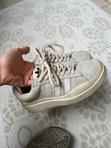 Adidas bej spor ayakkabı