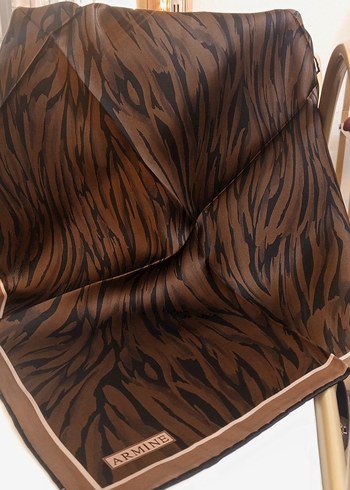 Armine Kahverengi Zebra Desenli İpek Esarp