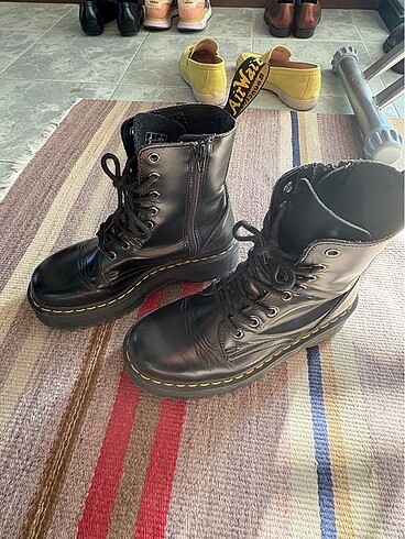 39 Beden Dr Martens bot