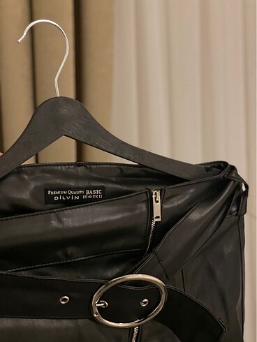 Kemerli fermuar detaylı deri etek - Görsel 3