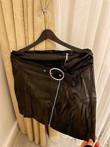 Kemerli fermuar detaylı deri etek - Görsel 2