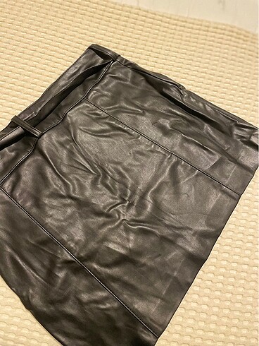 Kemerli fermuar detaylı deri etek - Görsel 4