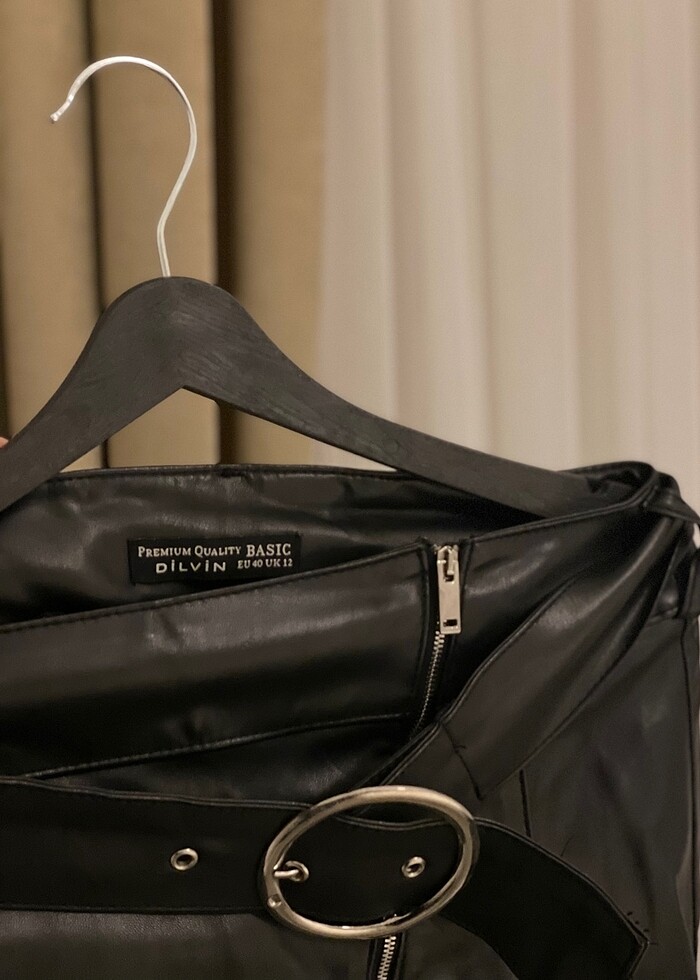 Kemerli fermuar detaylı deri etek - Görsel 3