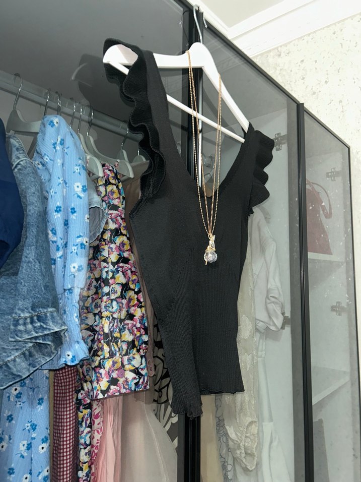 Sıfır kollu siyah  bluz - Görsel 3