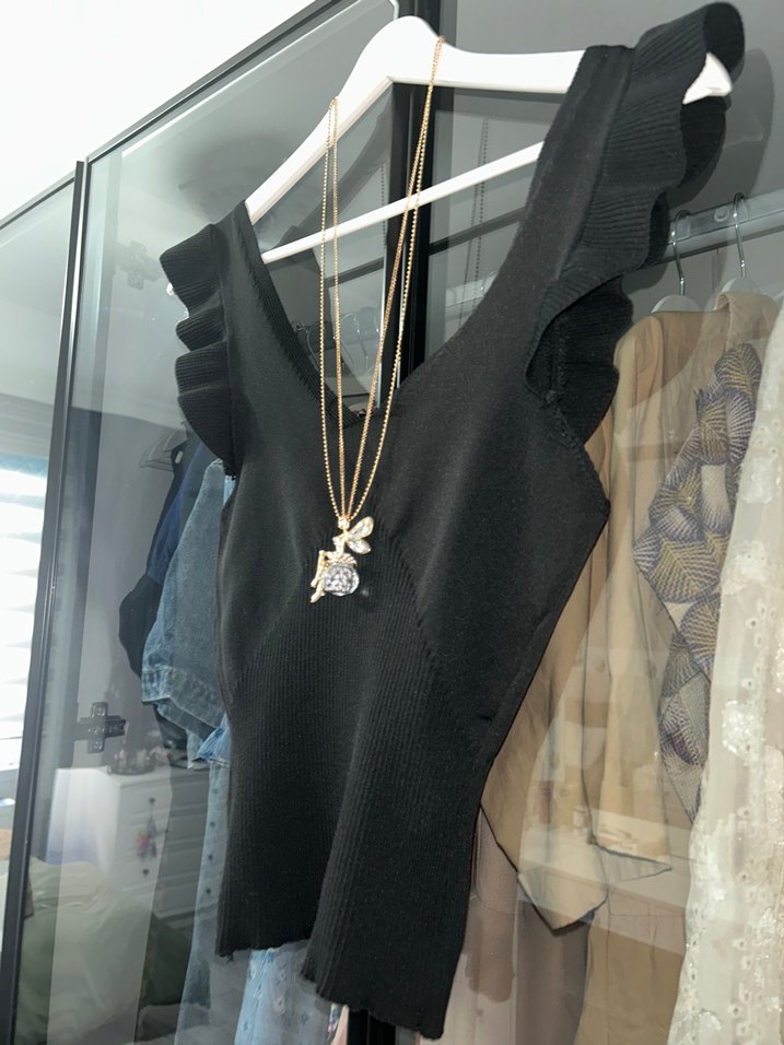 Sıfır kollu siyah  bluz - Görsel 4