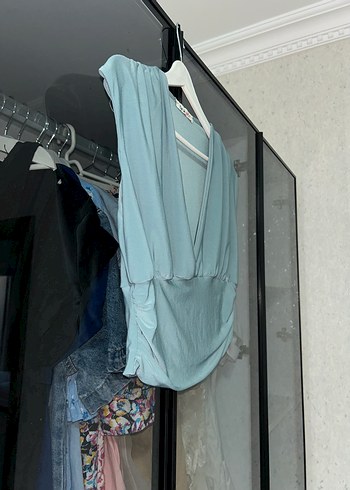 l Beden V Yaka Kolsuz Drapeli Mini Bluz