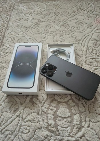 Siyah iPhone 14 Pro kutu ve aksesuarlarıyla - Görsel 2