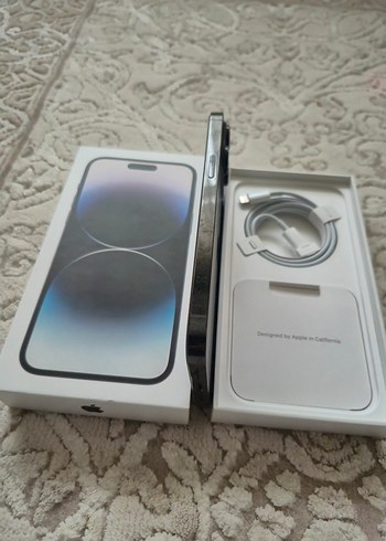 Siyah iPhone 14 Pro kutu ve aksesuarlarıyla - Görsel 3