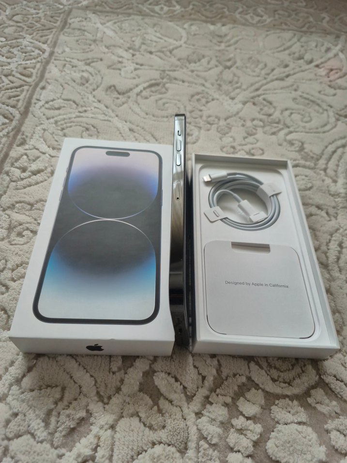 Siyah iPhone 14 Pro kutu ve aksesuarlarıyla - Görsel 4