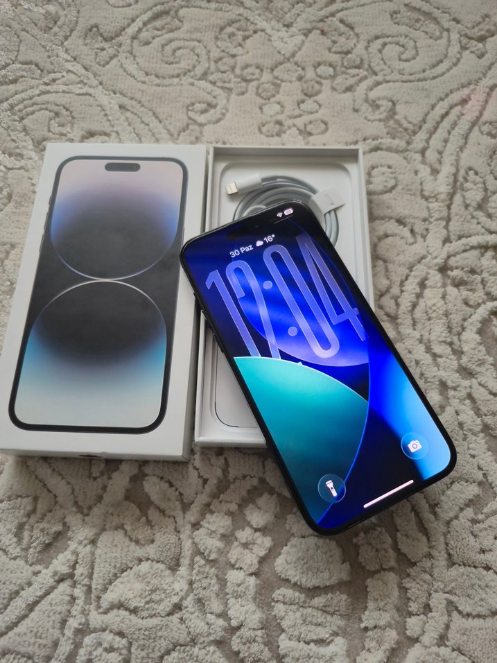 Siyah iPhone 14 Pro kutu ve aksesuarlarıyla - Görsel 5