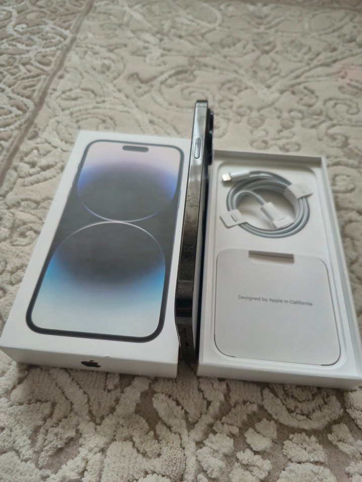Siyah iPhone 14 Pro kutu ve aksesuarlarıyla - Görsel 3