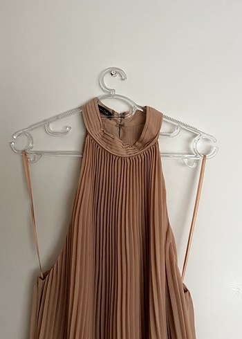 Bej Pliseli Uzun Askılı Elbise - Görsel 2