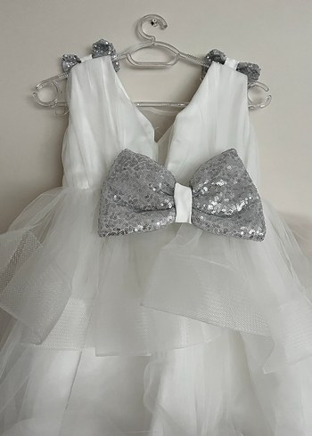 Kız Çocuk Beyaz Fırfırlı V Yakalı Elbise - Görsel 3