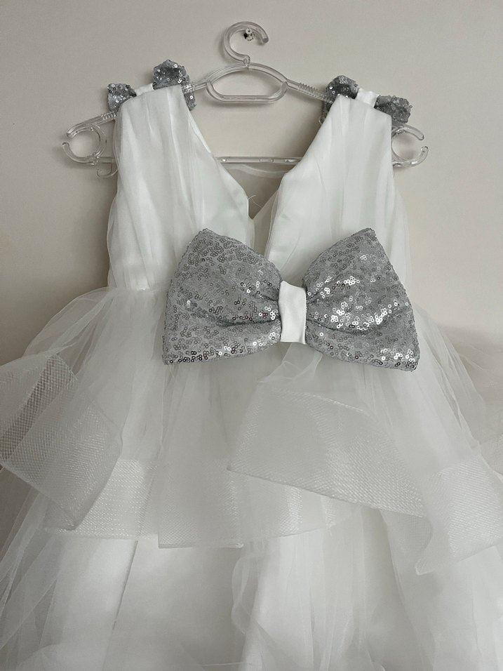 Kız Çocuk Beyaz Fırfırlı V Yakalı Elbise - Görsel 3