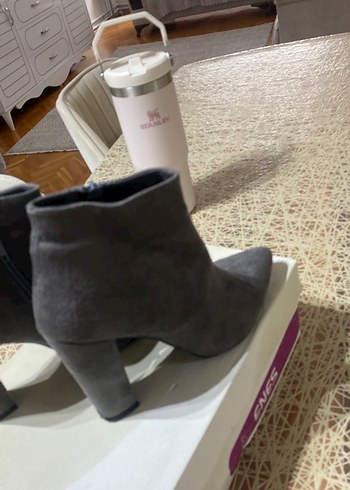 Gri Süet Dolgu Topuklu Kadın Bot - Görsel 5
