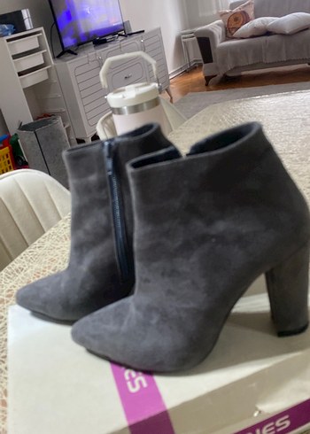 Gri Süet Dolgu Topuklu Kadın Bot - Görsel 3