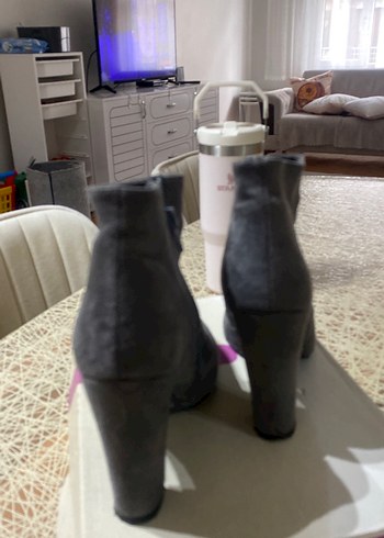 Gri Süet Dolgu Topuklu Kadın Bot - Görsel 4