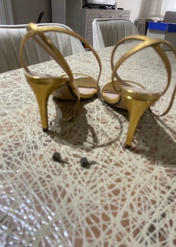 Parlak Altın Tokalı İnce Topuklu Kadın Abiye Ayakkabı - Görsel 6