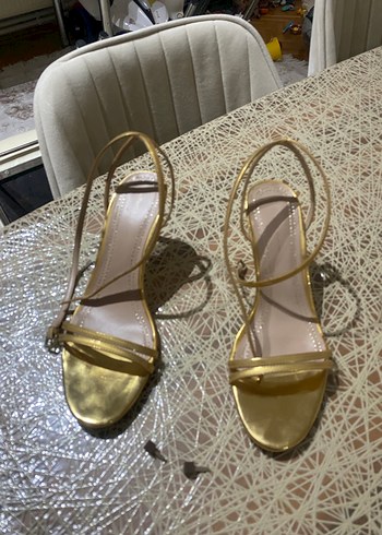 Parlak Altın Tokalı İnce Topuklu Kadın Abiye Ayakkabı - Görsel 5