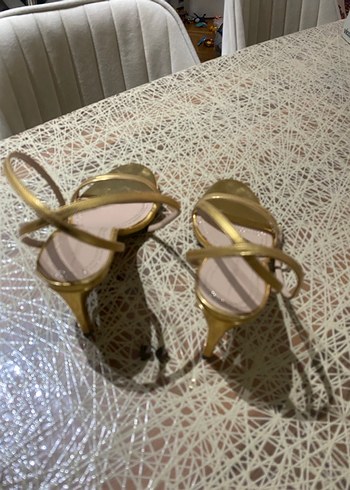 Parlak Altın Tokalı İnce Topuklu Kadın Abiye Ayakkabı - Görsel 2