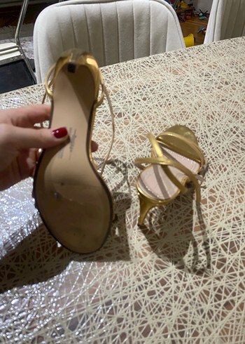 Parlak Altın Tokalı İnce Topuklu Kadın Abiye Ayakkabı - Görsel 4