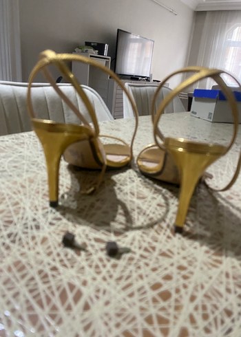 Parlak Altın Tokalı İnce Topuklu Kadın Abiye Ayakkabı - Görsel 3