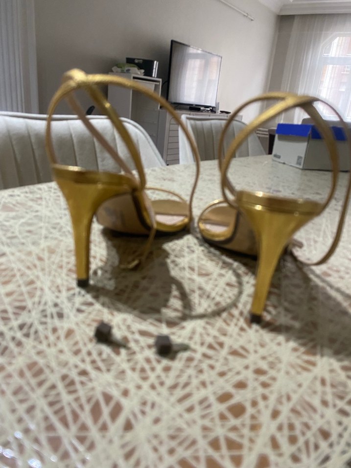 Parlak Altın Tokalı İnce Topuklu Kadın Abiye Ayakkabı - Görsel 3