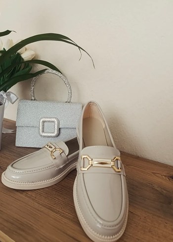 Beyaz Deri Tokalı Kadın Loafer