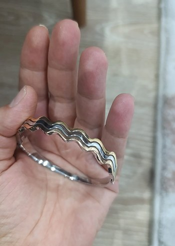 Altın Renk Dalgalı Minimalist Bilezik