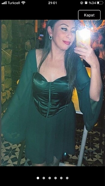 Yeşil ve kırmızı elbise