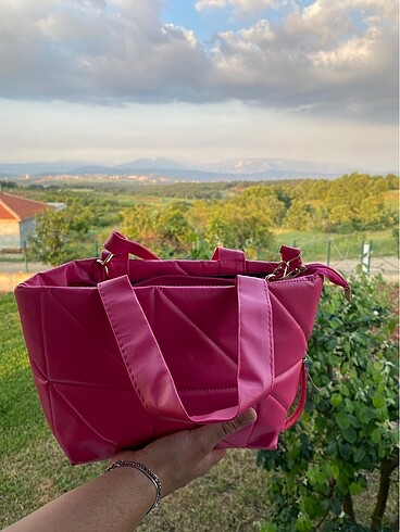 Pembe çanta