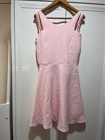 Pembe kolu taşlı elbise
