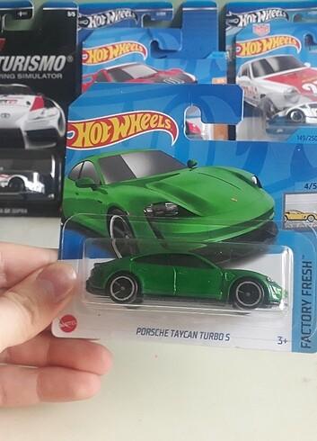 Eski koleksiyoncudan PORSCHE TAYCAN TURBO S kapalı kutu