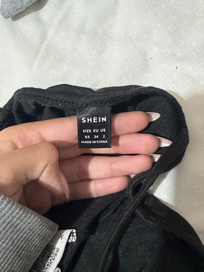 Gri ve Siyah İnce Askılı Kadın Atlet - Görsel 5