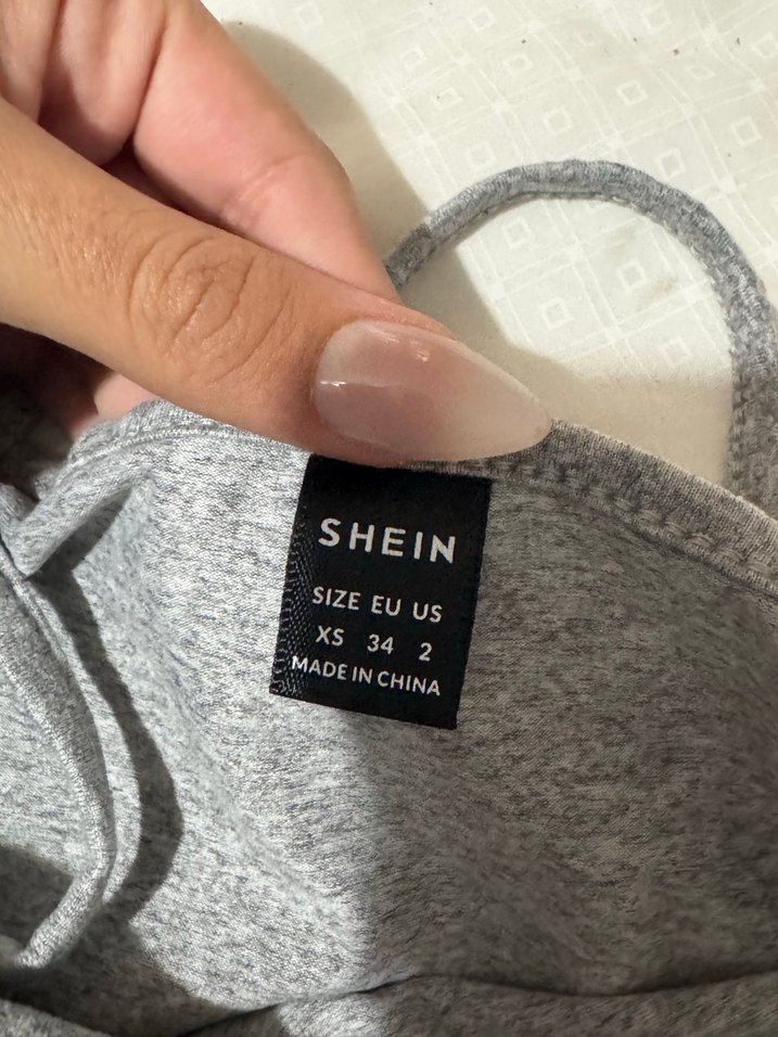 Gri ve Siyah İnce Askılı Kadın Atlet - Görsel 4